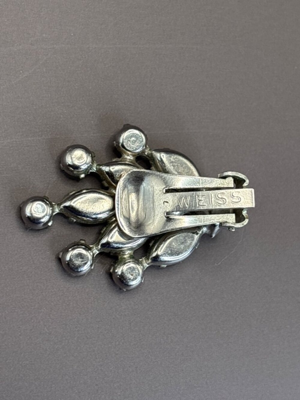 Weiss Vintage 1950's Silver Tone Cluster Rhinestone Clip On Earrings - Picture 5 of 6